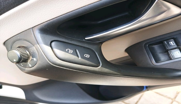 2013 Volkswagen Polo HIGHLINE1.2L, Petrol, Manual, 20,261 km, interior