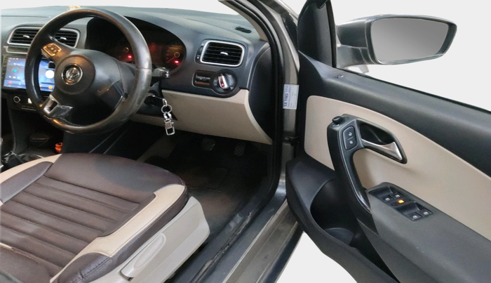 2013 Volkswagen Polo HIGHLINE1.2L, Petrol, Manual, 1,83,794 km, interior