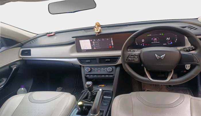 2022 Mahindra XUV700 AX 5 P MT 5 STR, Petrol, Manual, 42,442 km, interior