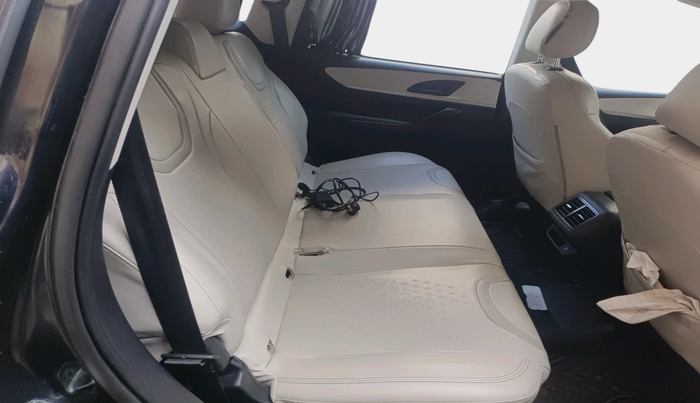 2022 Mahindra XUV700 AX 5 P MT 5 STR, Petrol, Manual, 42,442 km, interior