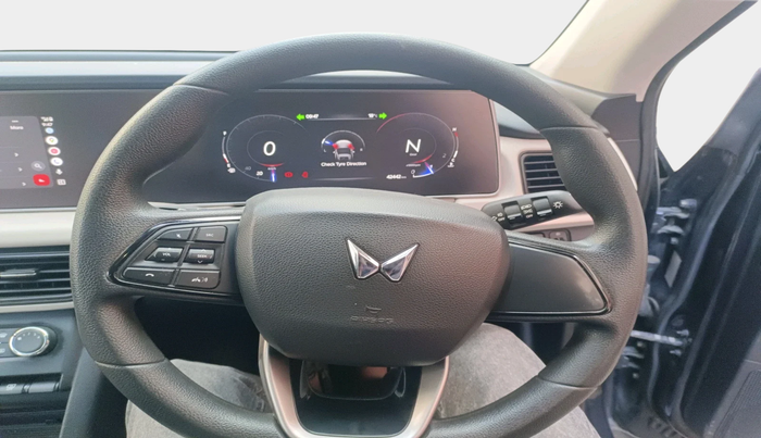 2022 Mahindra XUV700 AX 5 P MT 5 STR, Petrol, Manual, 42,442 km, interior