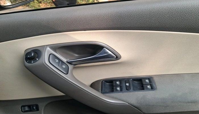 2013 Volkswagen Vento HIGHLINE PETROL AT, Petrol, Automatic, 1,06,467 km, interior