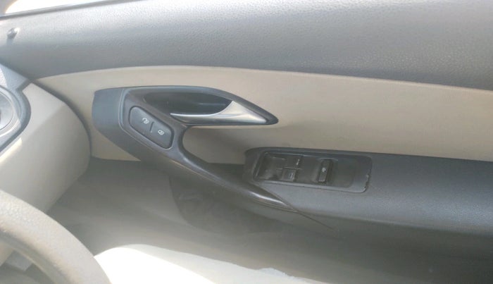 2010 Volkswagen Polo COMFORTLINE 1.2L PETROL, Petrol, Manual, 1,43,177 km, interior