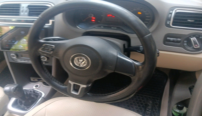 2013 Volkswagen Vento HIGHLINE DIESEL 1.6, Diesel, Manual, 2,10,050 km, interior