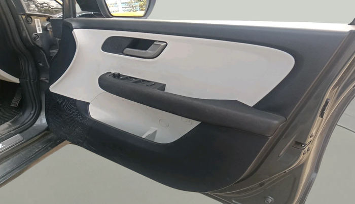 2023 Tata ALTROZ XZ CNG, CNG, Manual, 35,367 km, interior