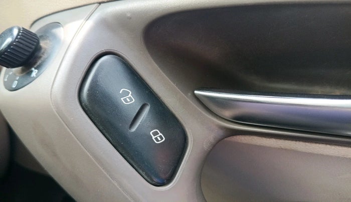 2011 Volkswagen Vento HIGHLINE 1.6 MPI, Petrol, Manual, 1,62,900 km, interior