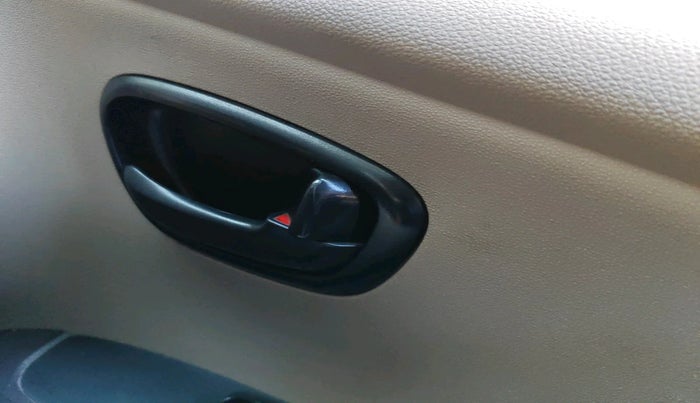 2013 Hyundai i10 ERA 1.1, Petrol, Manual, 1,01,619 km, interior