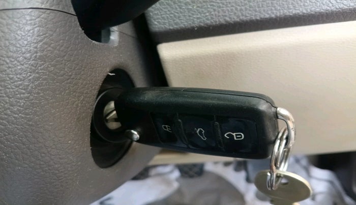 2011 Volkswagen Vento HIGHLINE 1.6 MPI, Petrol, Manual, 64,630 km, interior