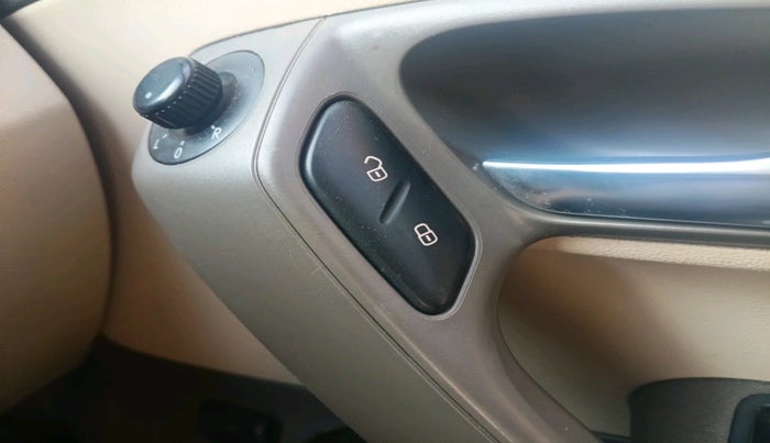 2011 Volkswagen Vento HIGHLINE 1.6 MPI, Petrol, Manual, 70,111 km, interior