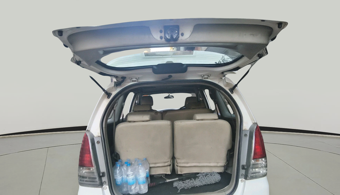 2010 Toyota Innova 2.5 G4 8 STR, Diesel, Manual, 2,98,692 km, exterior