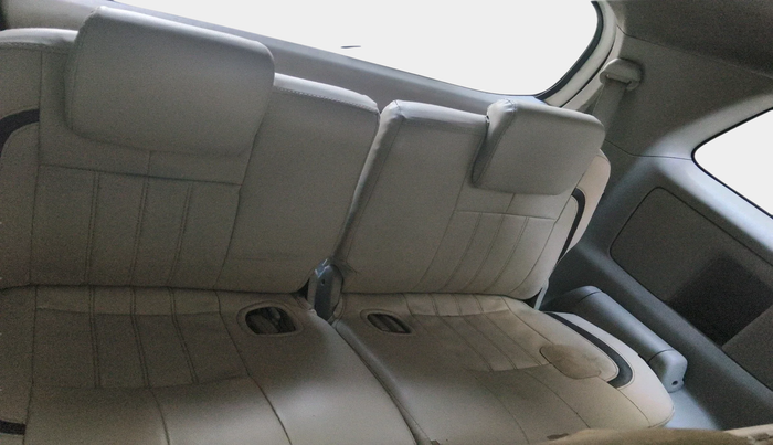 2010 Toyota Innova 2.5 G4 8 STR, Diesel, Manual, 2,98,692 km, interior