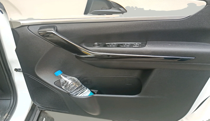 2022 Mahindra XUV700 AX 5 D AT 7 STR, Diesel, Automatic, 69,993 km, interior