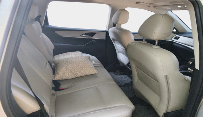 2023 Mahindra XUV700 AX 7 LUXURY P AT 7 STR, Petrol, Automatic, 11,419 km, interior