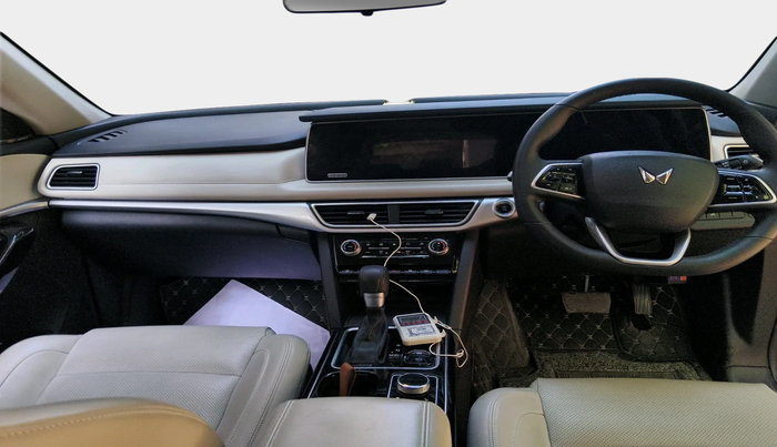 2023 Mahindra XUV700 AX 7 LUXURY P AT 7 STR, Petrol, Automatic, 11,419 km, interior