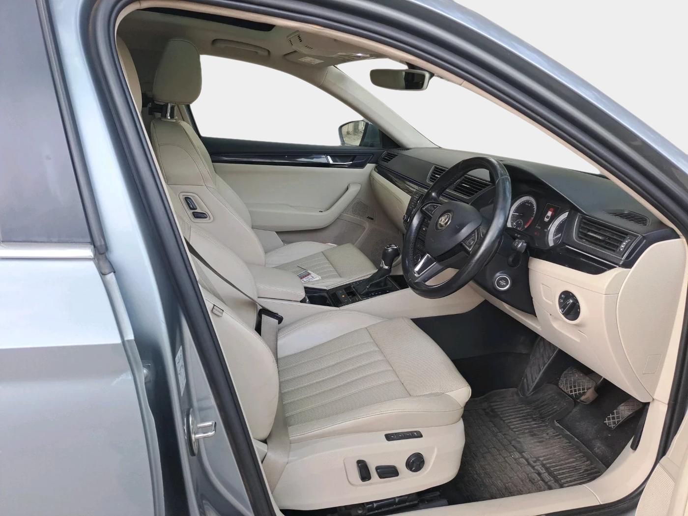 2017 Skoda Superb L&K 2.0 TDI AT, Diesel, Automatic, 2,11,274 km, interior