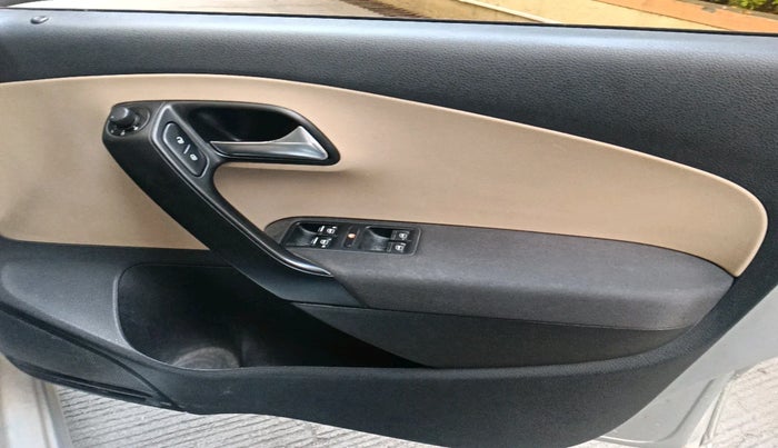 2014 Volkswagen Polo HIGHLINE1.5L, Diesel, Manual, 1,08,470 km, interior