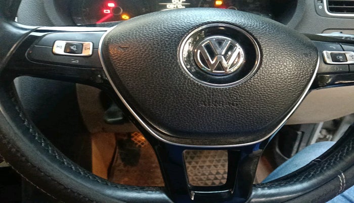 2014 Volkswagen Polo HIGHLINE1.5L, Diesel, Manual, 1,08,470 km, interior