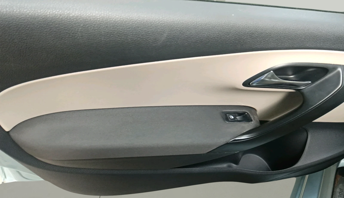 2011 Volkswagen Polo HIGHLINE 1.6L, Petrol, Manual, 1,02,183 km, interior