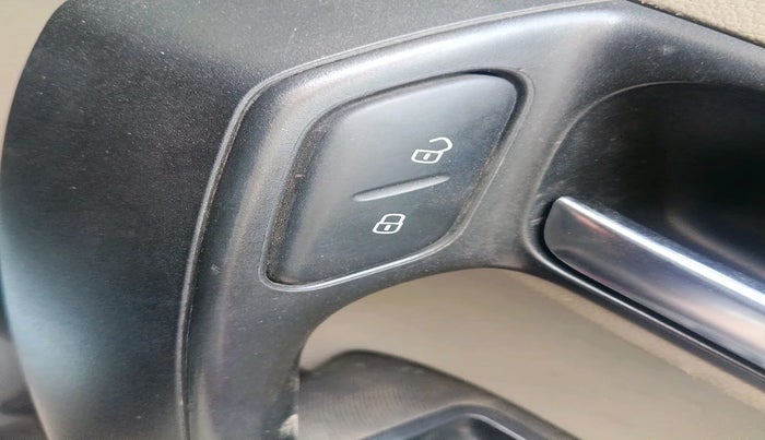 2010 Volkswagen Polo HIGHLINE 1.6L, Petrol, Manual, 1,32,889 km, interior