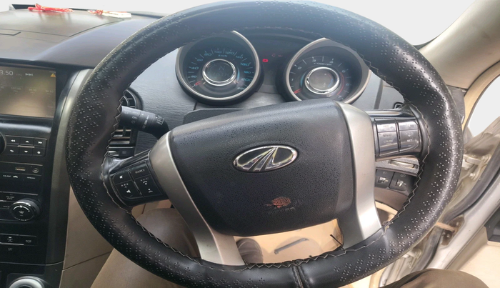 2015 Mahindra XUV500 W10, Diesel, Manual, 1,16,714 km, interior