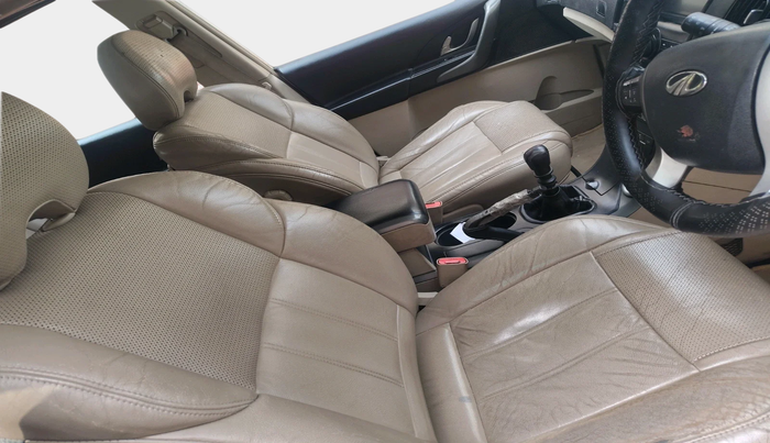 2015 Mahindra XUV500 W10, Diesel, Manual, 1,16,714 km, interior