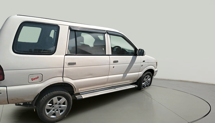 2017 Chevrolet Tavera NEO 3 LS 10 STR BS III, Diesel, Manual, 83,651 km, exterior