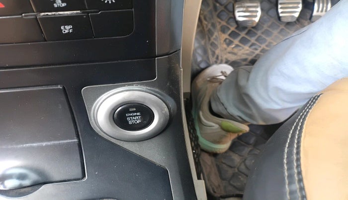 2016 Mahindra XUV500 W10, Diesel, Manual, 97,428 km, interior