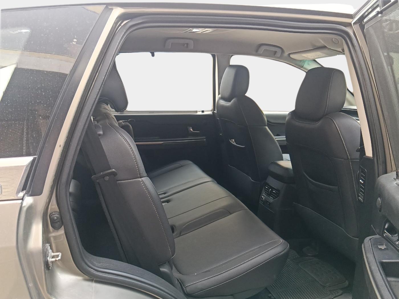 2017 Tata Hexa XTA 4X2 7 STR, Diesel, Automatic, 1,35,974 km, interior