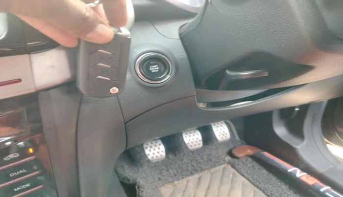 2022 Mahindra XUV300 W8 (O) 1.2 PETROL, Petrol, Manual, 23,928 km, interior