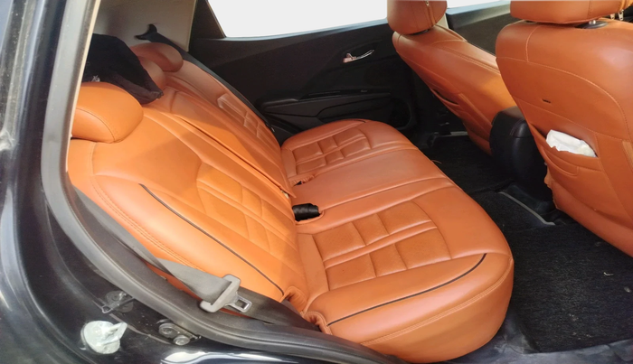 2022 Mahindra XUV300 W8 (O) 1.2 PETROL, Petrol, Manual, 23,928 km, interior