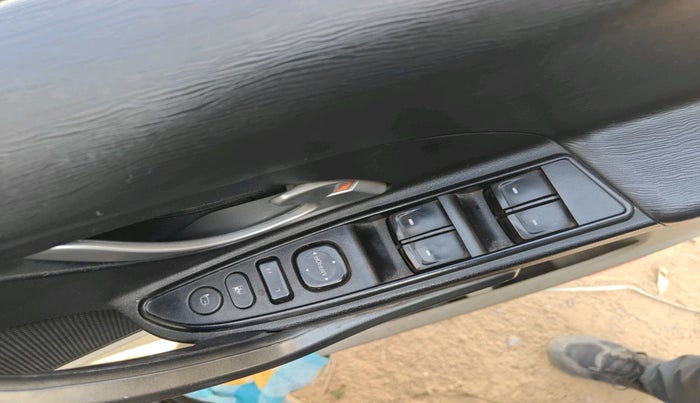 2016 Mahindra XUV500 W10, Diesel, Manual, 2,00,368 km, interior