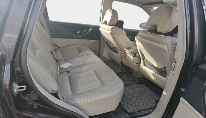 2016 Mahindra XUV500 W10, Diesel, Manual, 2,00,368 km, interior