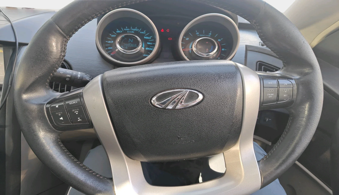2016 Mahindra XUV500 W10, Diesel, Manual, 2,00,368 km, interior