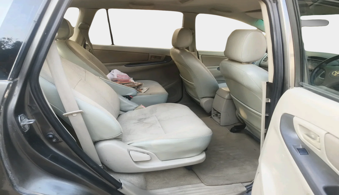 2011 Toyota Innova 2.5 G4 7 STR, Diesel, Manual, 1,07,534 km, interior