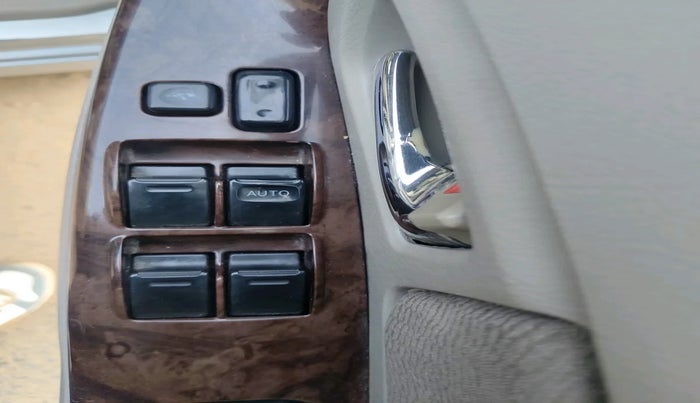2012 Toyota Innova 2.5 VX 8 STR, Diesel, Manual, 1,71,693 km, interior