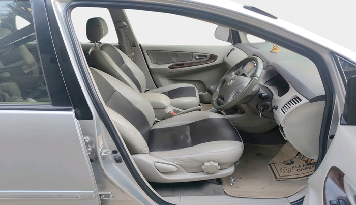 2012 Toyota Innova 2.5 VX 8 STR, Diesel, Manual, 1,71,693 km, interior
