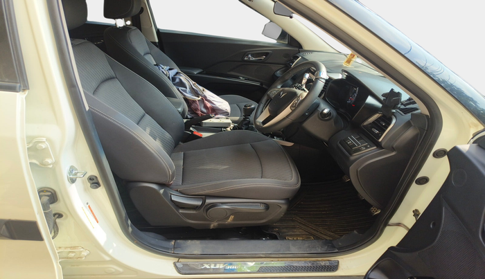 2023 Mahindra XUV300 W8 1.2 PETROL, Petrol, Manual, 17,702 km, interior