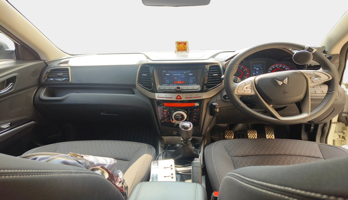 2023 Mahindra XUV300 W8 1.2 PETROL, Petrol, Manual, 17,702 km, interior