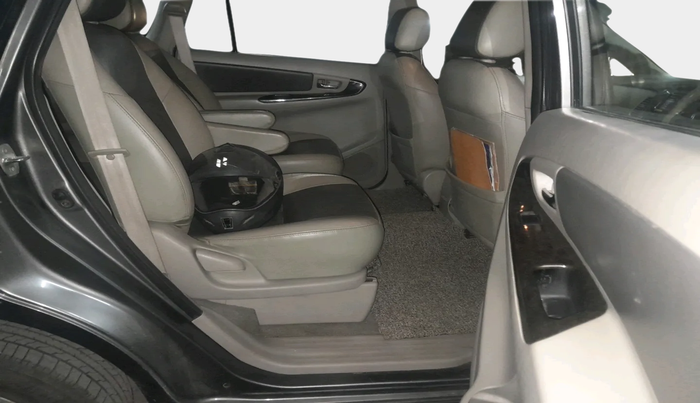 2014 Toyota Innova 2.5 ZX 7 STR, Diesel, Manual, 2,65,521 km, interior