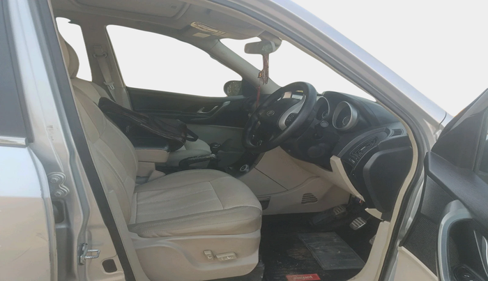 2016 Mahindra XUV500 W10, Diesel, Manual, 2,60,890 km, interior