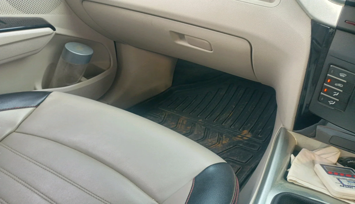 2022 Mahindra XUV300 W6 1.2 PETROL, Petrol, Manual, 79,388 km, interior