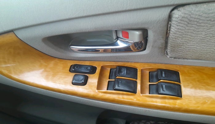 2011 Toyota Innova V 2.5 8 STR, Diesel, Manual, 1,82,352 km, interior