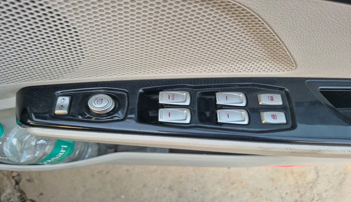 2020 Mahindra XUV300 W8 (O) 1.5 DIESEL, Diesel, Manual, 99,016 km, interior