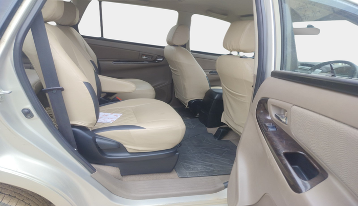 2015 Toyota Innova 2.5 VX 7 STR, Diesel, Manual, 79,798 km, interior