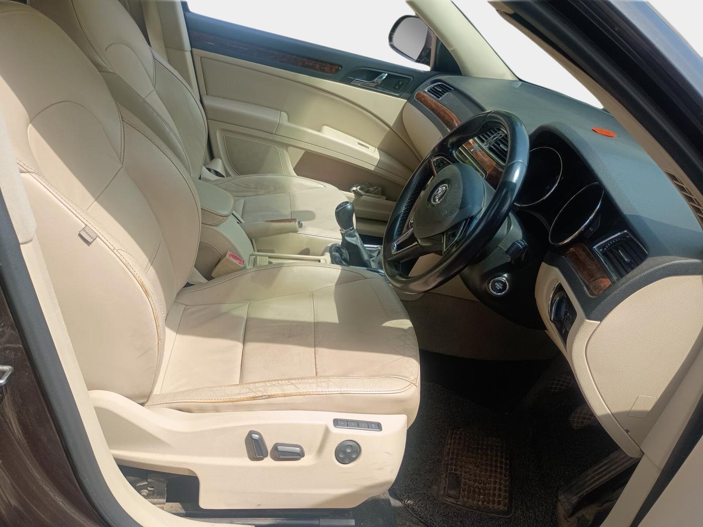 2014 Skoda Superb ELEGANCE 1.8 TSI MT, Petrol, Manual, 78,811 km, interior
