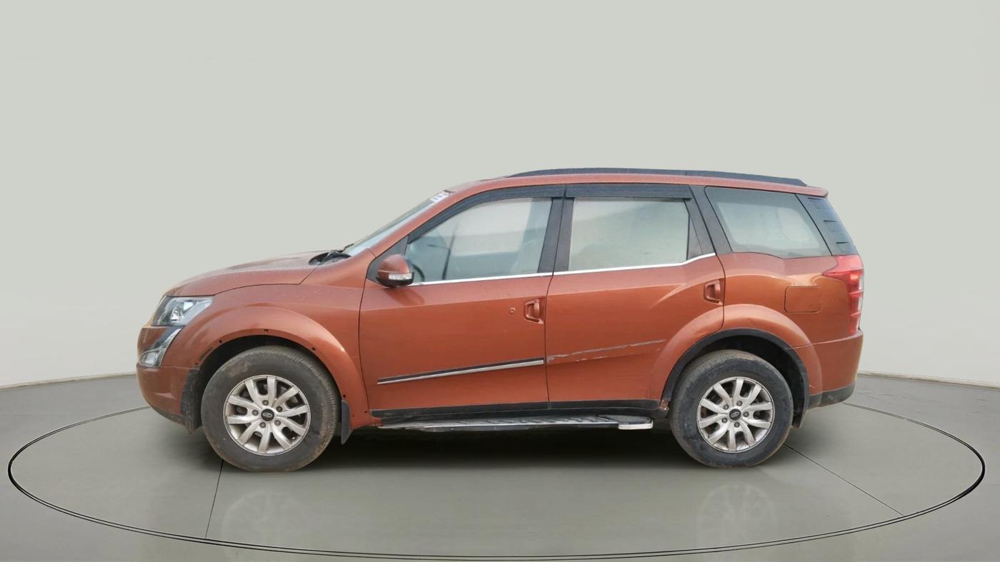 2016 Mahindra XUV500 W10 AT, Diesel, Automatic, 2,30,092 km, exterior