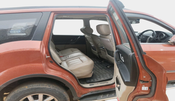 2016 Mahindra XUV500 W10 AT, Diesel, Automatic, 2,30,092 km, interior