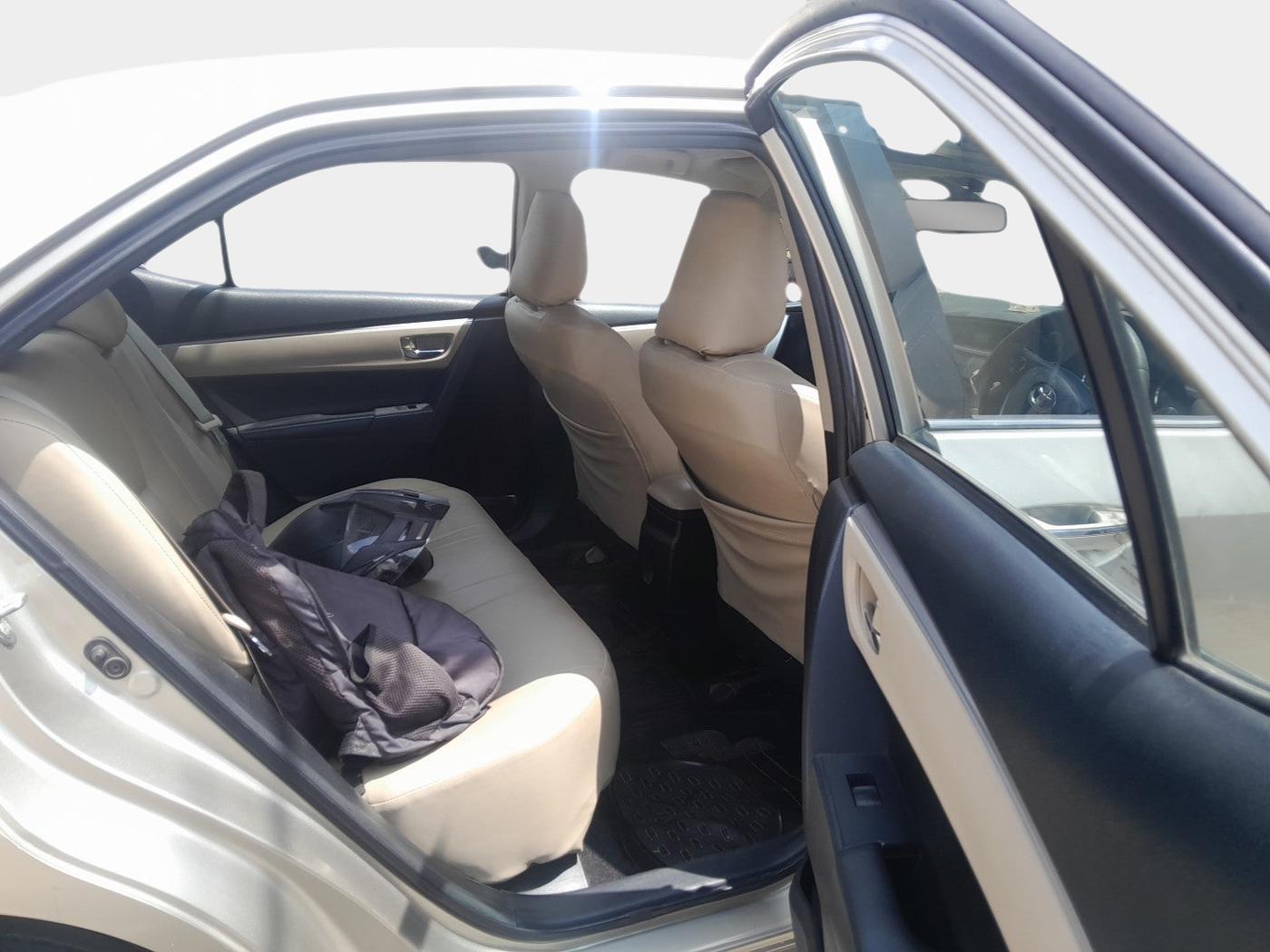 2015 Toyota Corolla Altis GL PETROL, Petrol, Manual, 1,71,980 km, interior