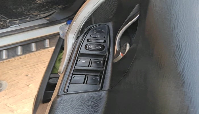 2018 Mahindra XUV500 W7, Diesel, Manual, 99,568 km, interior