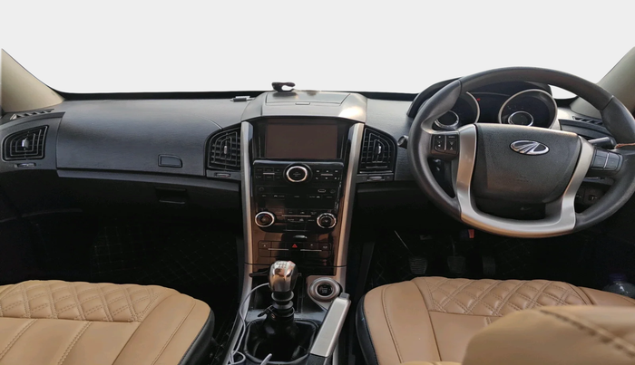 2018 Mahindra XUV500 W7, Diesel, Manual, 99,568 km, interior